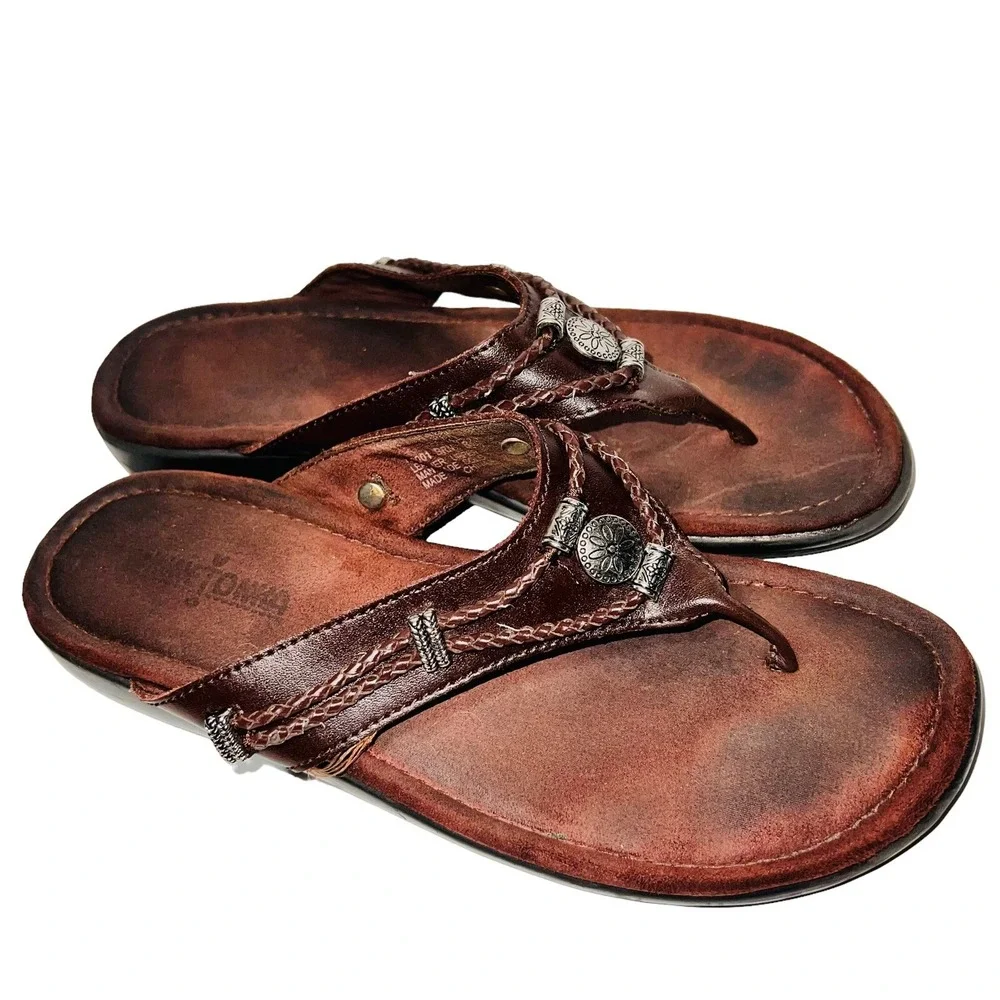 Minnetonka Brown Leather Silverthorne Thong Sandals Women's Size 8
